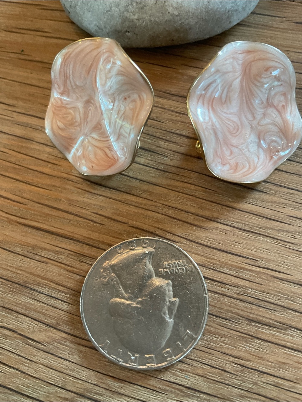 Avon Signed 1985 Pearlized Ruffle Clip On Earrings - Picture 5 of 5